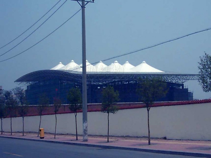 膜結(jié)構(gòu)屋面太陽(yáng)能為何用