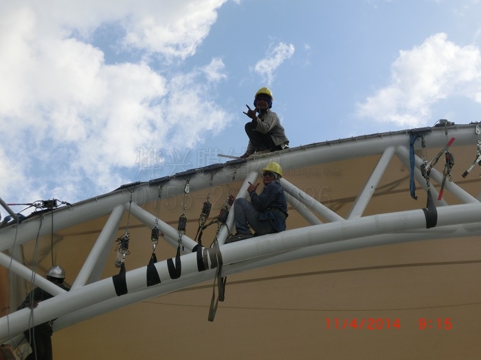 國外膜結(jié)構(gòu)施工-燁興膜結(jié)構(gòu) 國外膜結(jié)構(gòu)施工.jpg