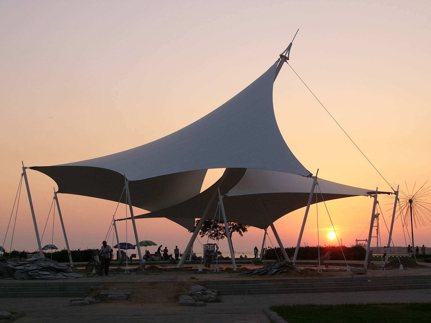 膜結(jié)構(gòu)遮陽棚怎么清洗？