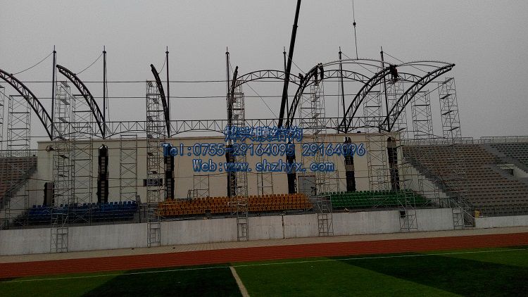 燁興河間第一中學體育看臺膜結(jié)構(gòu)工程的鋼結(jié)構(gòu)安裝完成