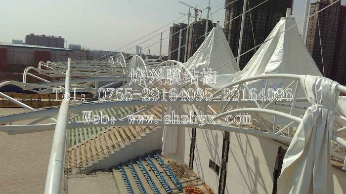 燁興河間第一中學(xué)體育看臺膜結(jié)構(gòu)安裝中