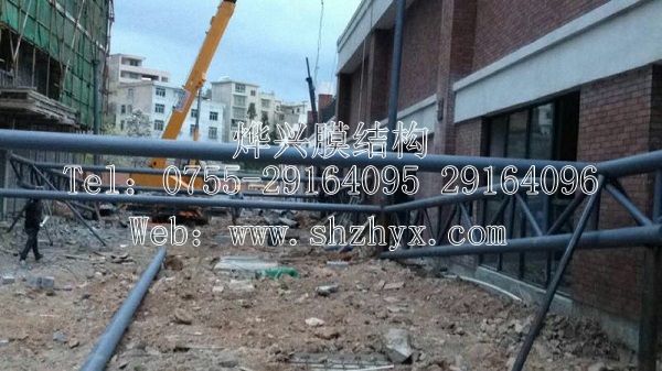 運(yùn)動(dòng)場(chǎng)膜結(jié)構(gòu)看臺(tái)鋼結(jié)構(gòu)-深圳市燁興膜結(jié)構(gòu)工程有限公司 運(yùn)動(dòng)場(chǎng)膜結(jié)構(gòu)看臺(tái)鋼結(jié)構(gòu)進(jìn)場(chǎng).jpg