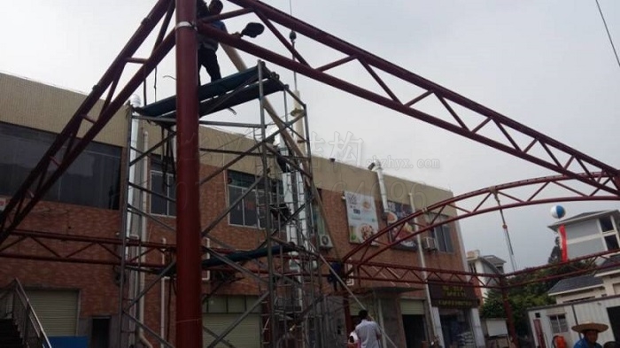 燁興-佛山陽光廣場景觀膜結(jié)構(gòu)遮陽棚施工中