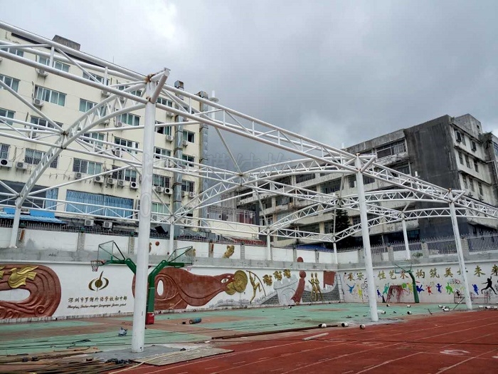 羅湖外語(yǔ)學(xué)校膜結(jié)構(gòu)球場(chǎng)雨棚鋼結(jié)構(gòu)安裝