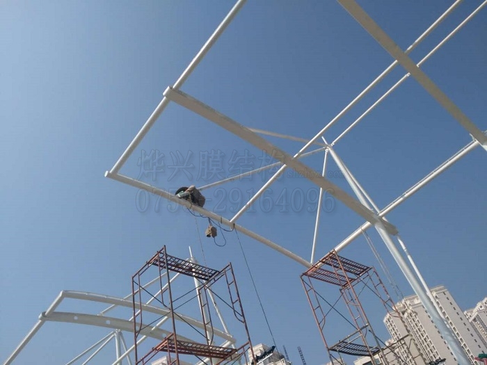 廣州機電學(xué)校膜結(jié)構(gòu)看臺施工-燁興膜結(jié)構(gòu) 廣州機電學(xué)校膜結(jié)構(gòu)看臺施工.jpg