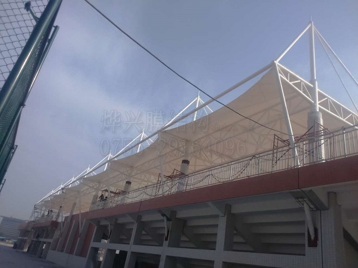 運(yùn)動(dòng)場(chǎng)張拉膜看臺(tái)-燁興膜結(jié)構(gòu) 運(yùn)動(dòng)場(chǎng)張拉膜看臺(tái)_.jpg