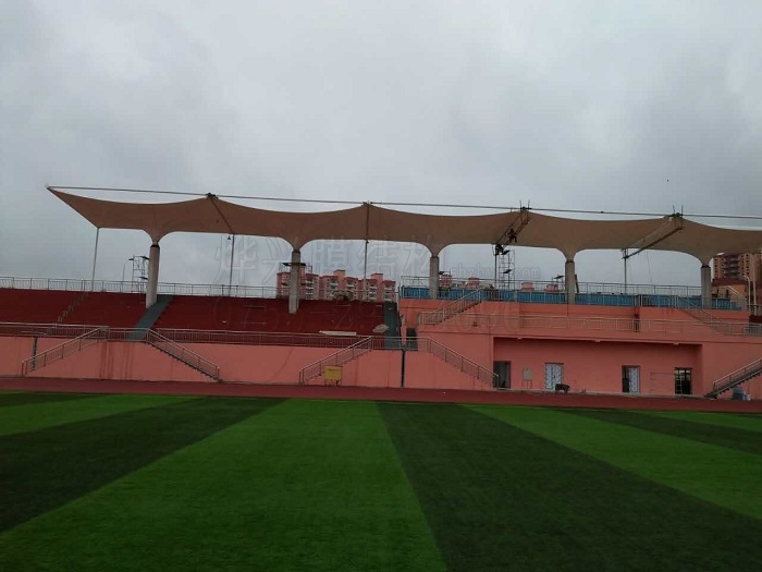 這個(gè)不一樣的膜結(jié)構(gòu)運(yùn)動(dòng)場看臺(tái)竣工了