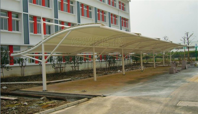 膜結(jié)構(gòu)輕巧、別致的造型在停車場擔(dān)當(dāng)重要角色