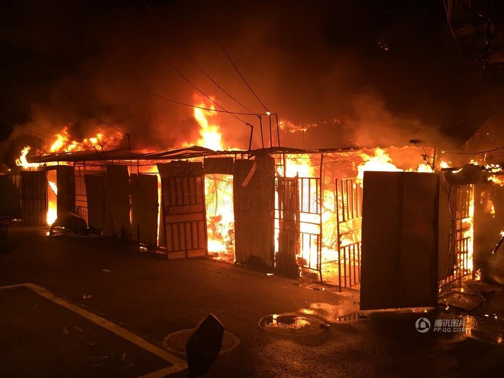 車(chē)棚火災(zāi)現(xiàn)場(chǎng)