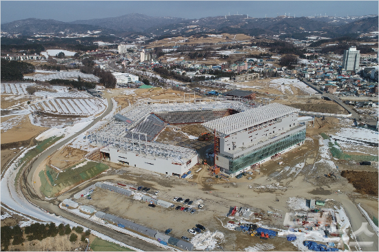 沒有膜結(jié)構(gòu)頂棚的韓國(guó)冬奧會(huì)場(chǎng)館，演唱會(huì)凍傷6人